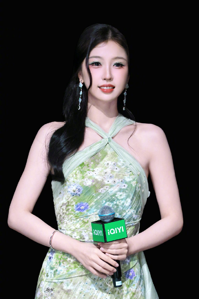 虞书欣工作室 审美虞书欣的线下活动还有一套绿色的造型，这个造型审美如何？