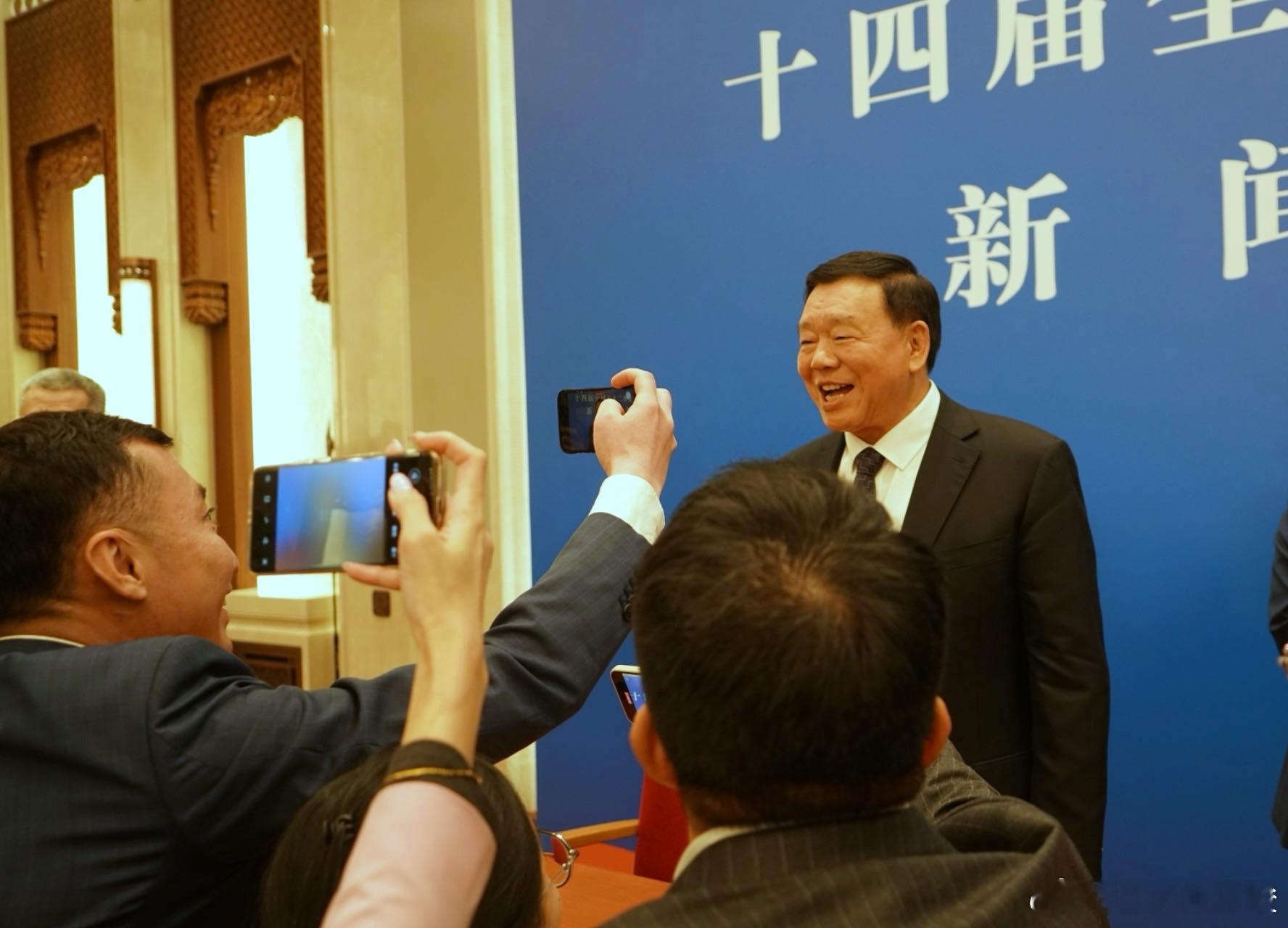 #两会观察团#发布会结束~在广场上各种放眼找人~心里想的基本没落下~预知他们说了
