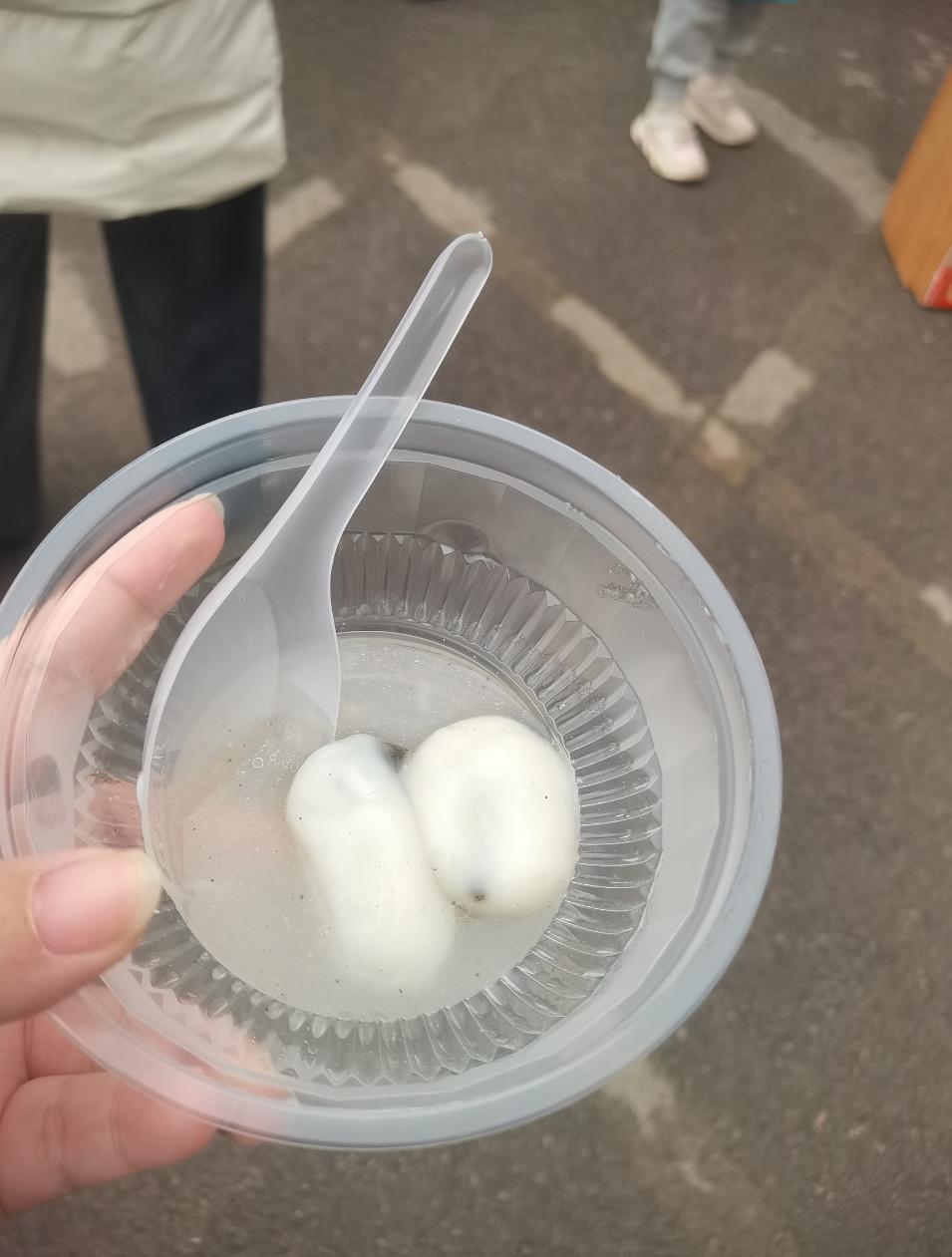 今日元宵节，今日份元宵惊喜和快乐来自孩子幼儿园送的一碗元宵~~

今天元宵节，昨