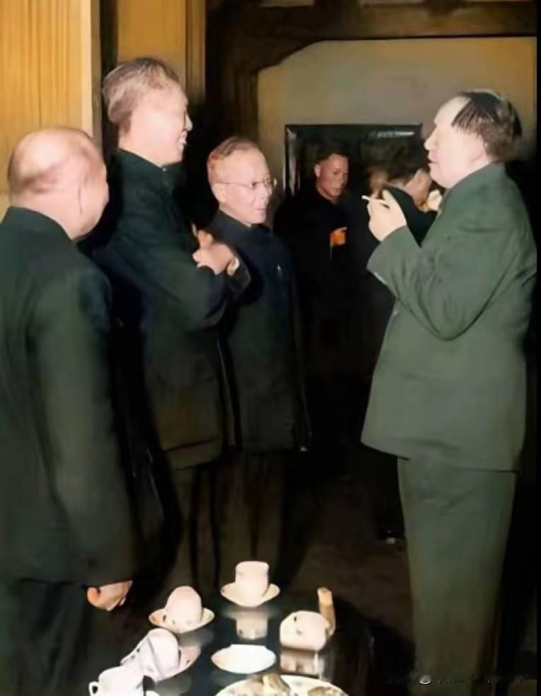 1957年，毛主席和化学科学家候德榜、物理学家吴有训、气象专家竺可祯。