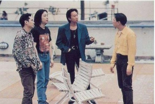#破坏黄家驹墓碑者今日提审#为了红不折手段，必须严惩。[费解][费解] ​​​