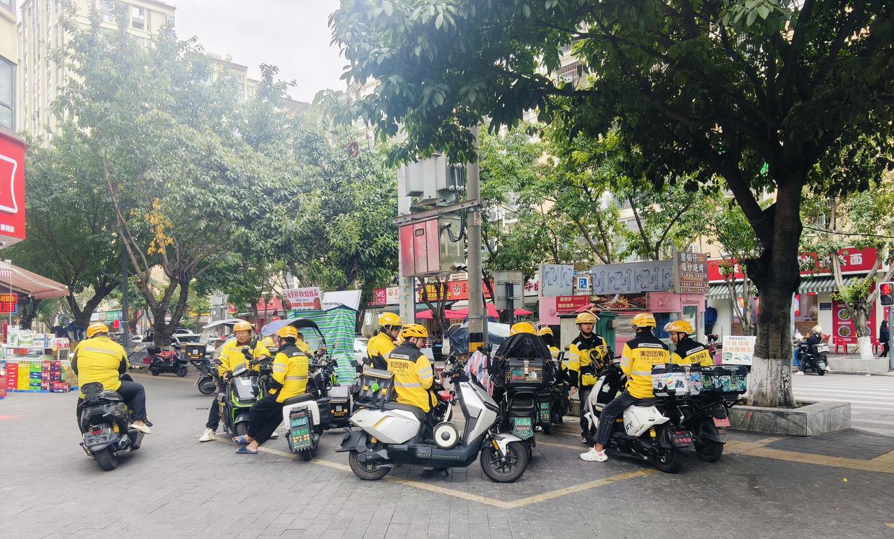 12点45，绵阳经开区等单的外卖小哥们