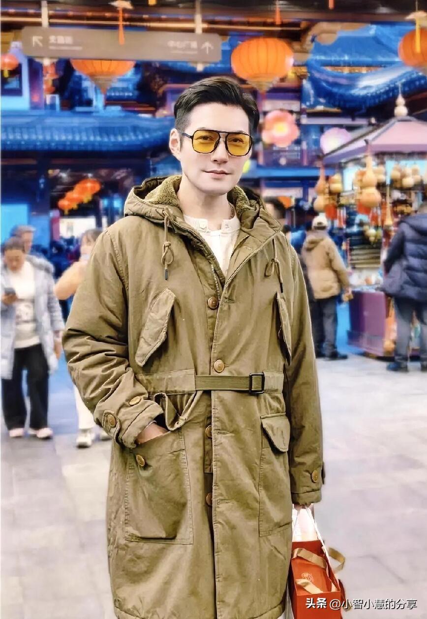 47岁的严屹宽才是真正的人间美男子，英俊潇洒，颜值比黄晓明和苗侨伟高。他是那种英