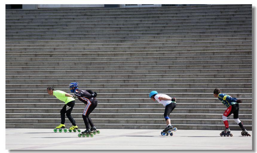 西宁大十字广场上的轮滑玩家