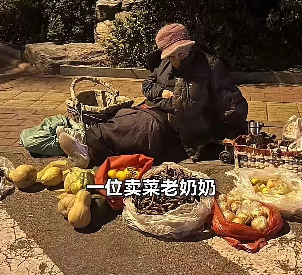 “太暖心了！”山东济南，一老奶奶错过末班车，深夜露宿街头。路人看到这一幕后非常同