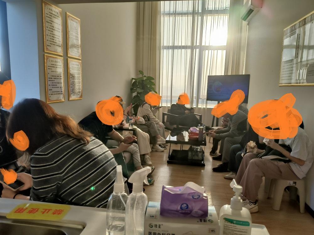 陋医铭
 
医不在高，有德则名。
药不在贵，有用则灵。
岐黄诊室，装满仁心。
开