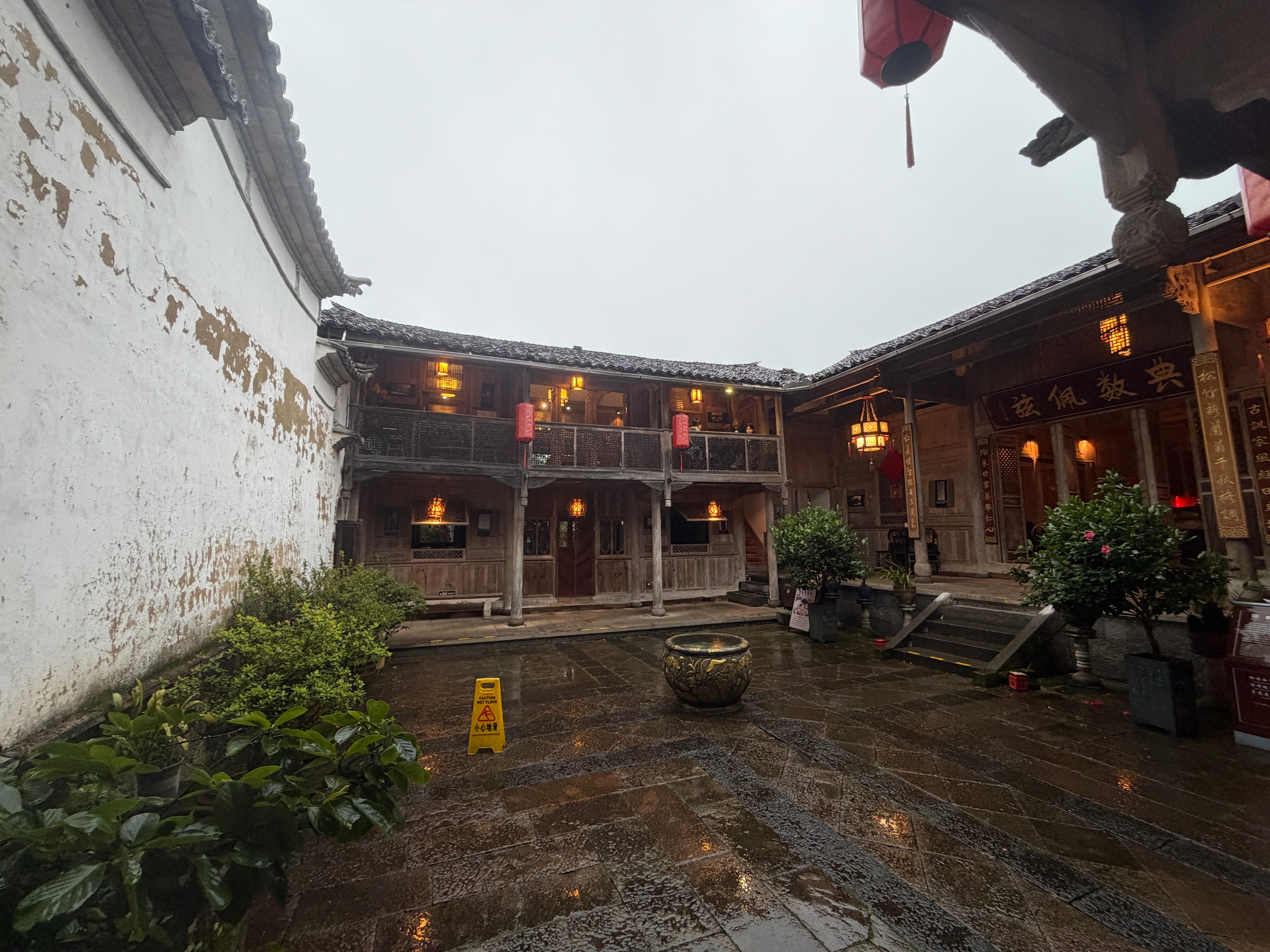 来腾冲首富家的百年院子吃饭，发现首富和我用同款太阳能灯 腾冲·西董大院