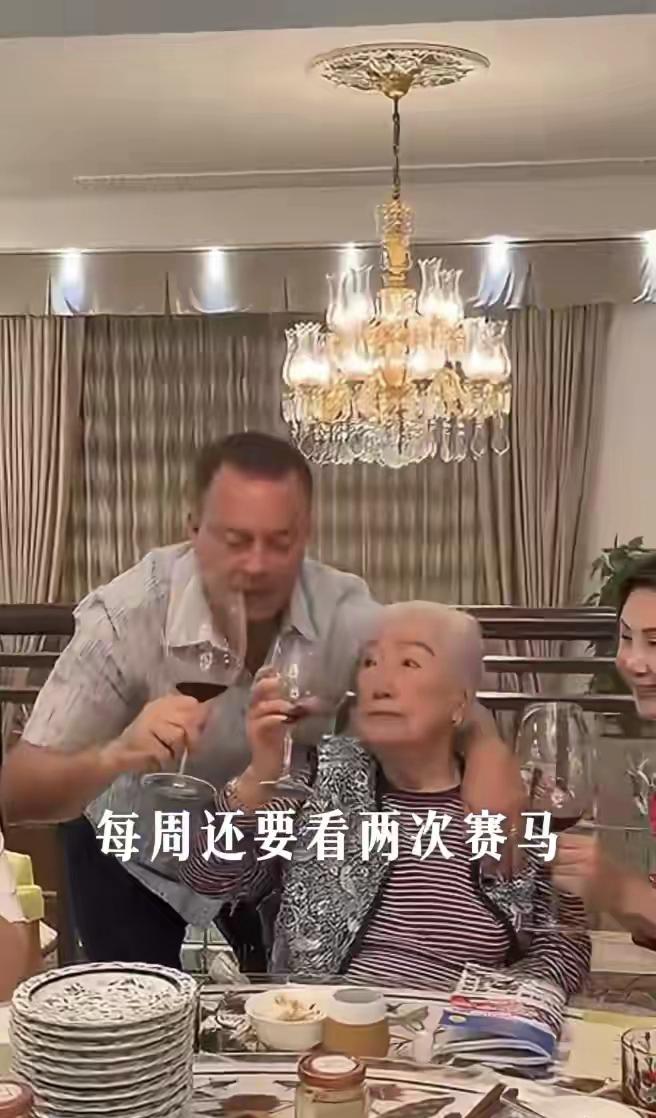 谢玲玲是一个不爱说教的儿媳，林孝贤45岁生日的时候，谢玲玲拿红酒杯跟余宝珠碰杯的