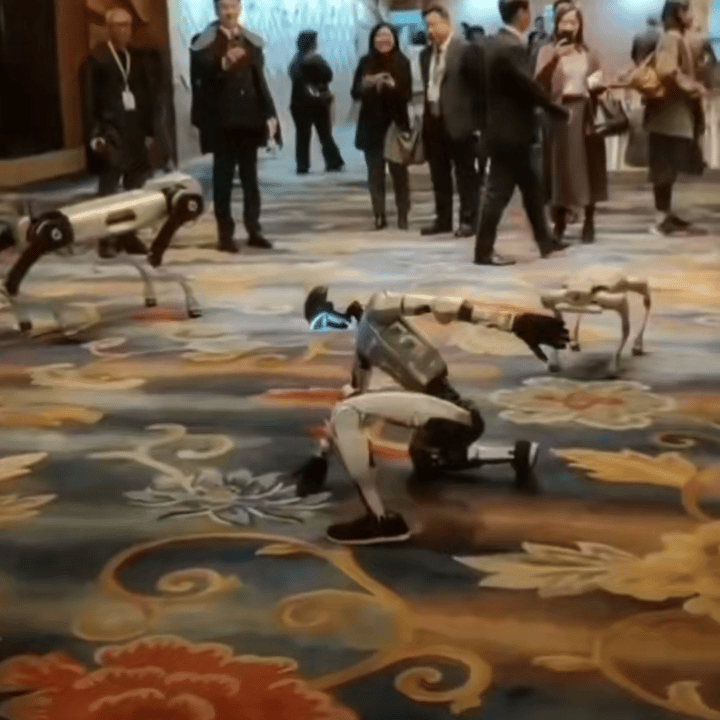 从实验室到工厂流水线，中国人形机器人的进化速度确实让人刮目相看。

去年还在春晚