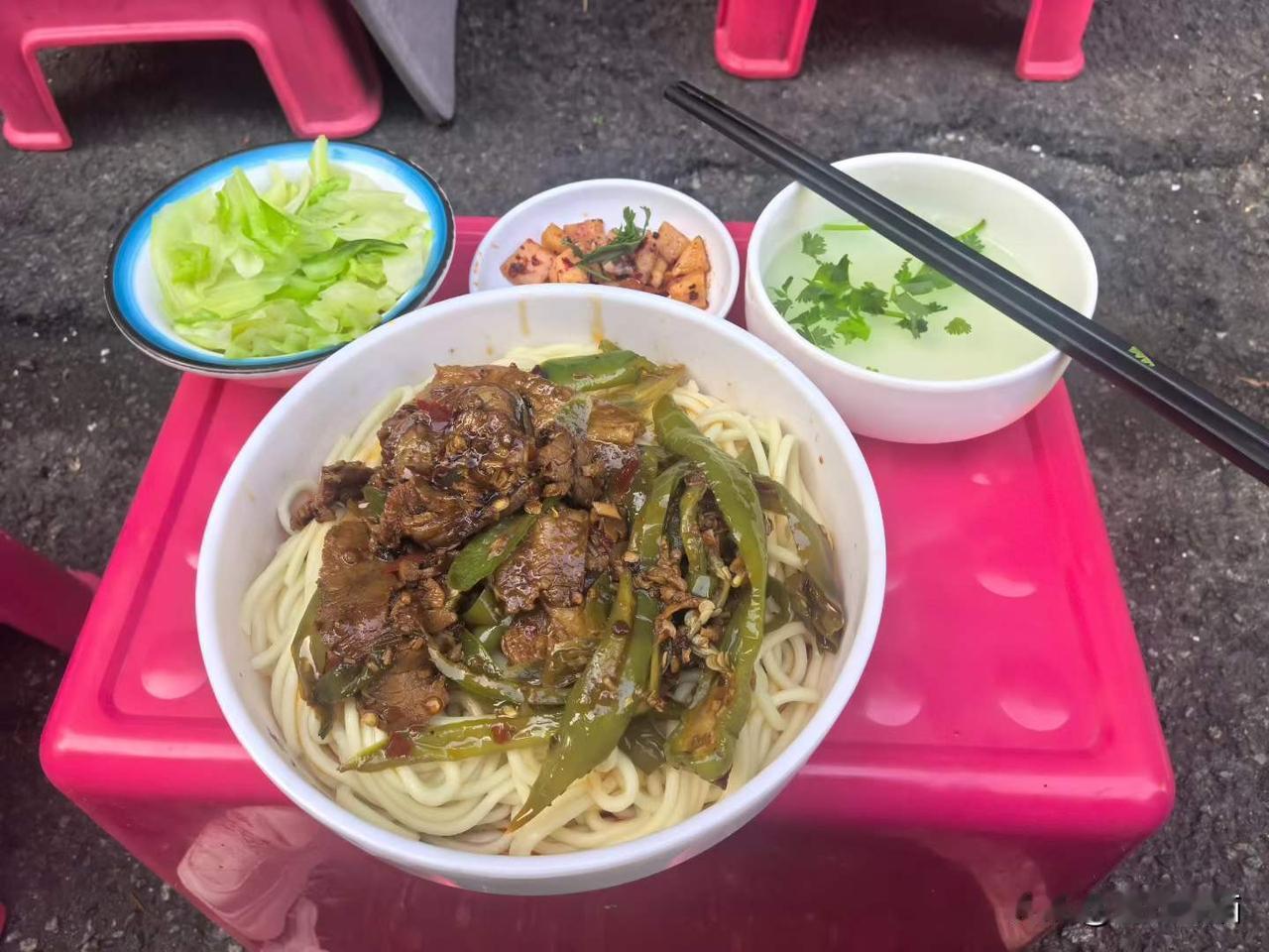 一碗地道的板凳回锅肉干拌面，攉转、攉转。
图文原创：斌哥
晒图笔记大赛