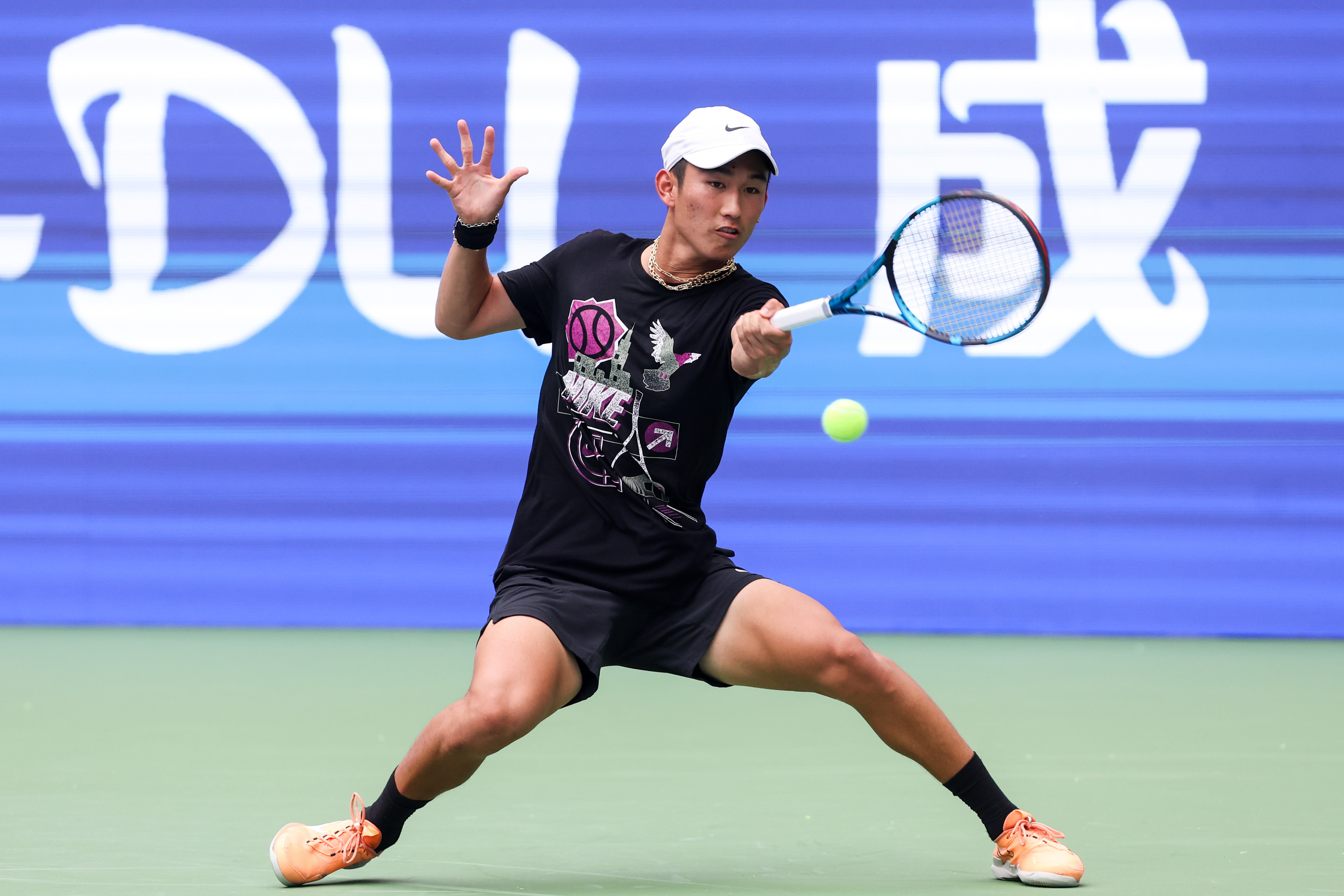 #网坛风云# 商竣程备战成都公开赛，首轮他将对阵前美网亚军、亚洲男网名将锦织圭。