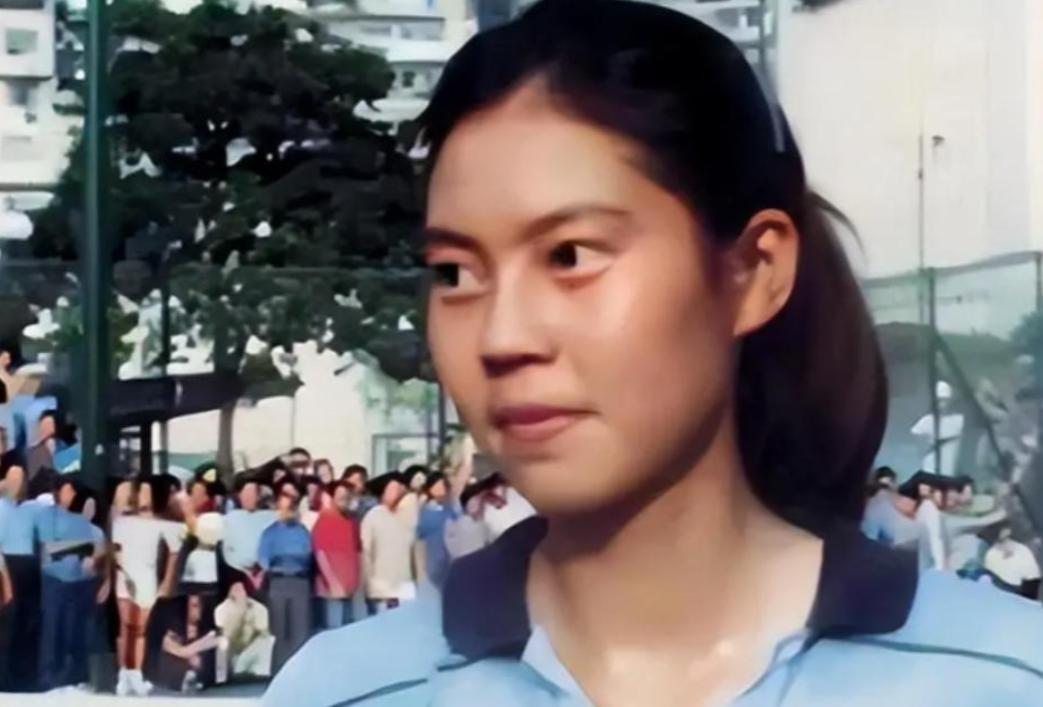 1982年，她在比赛期间背叛了祖国，以“政治避难”为由投向了美国的怀抱，令中国队