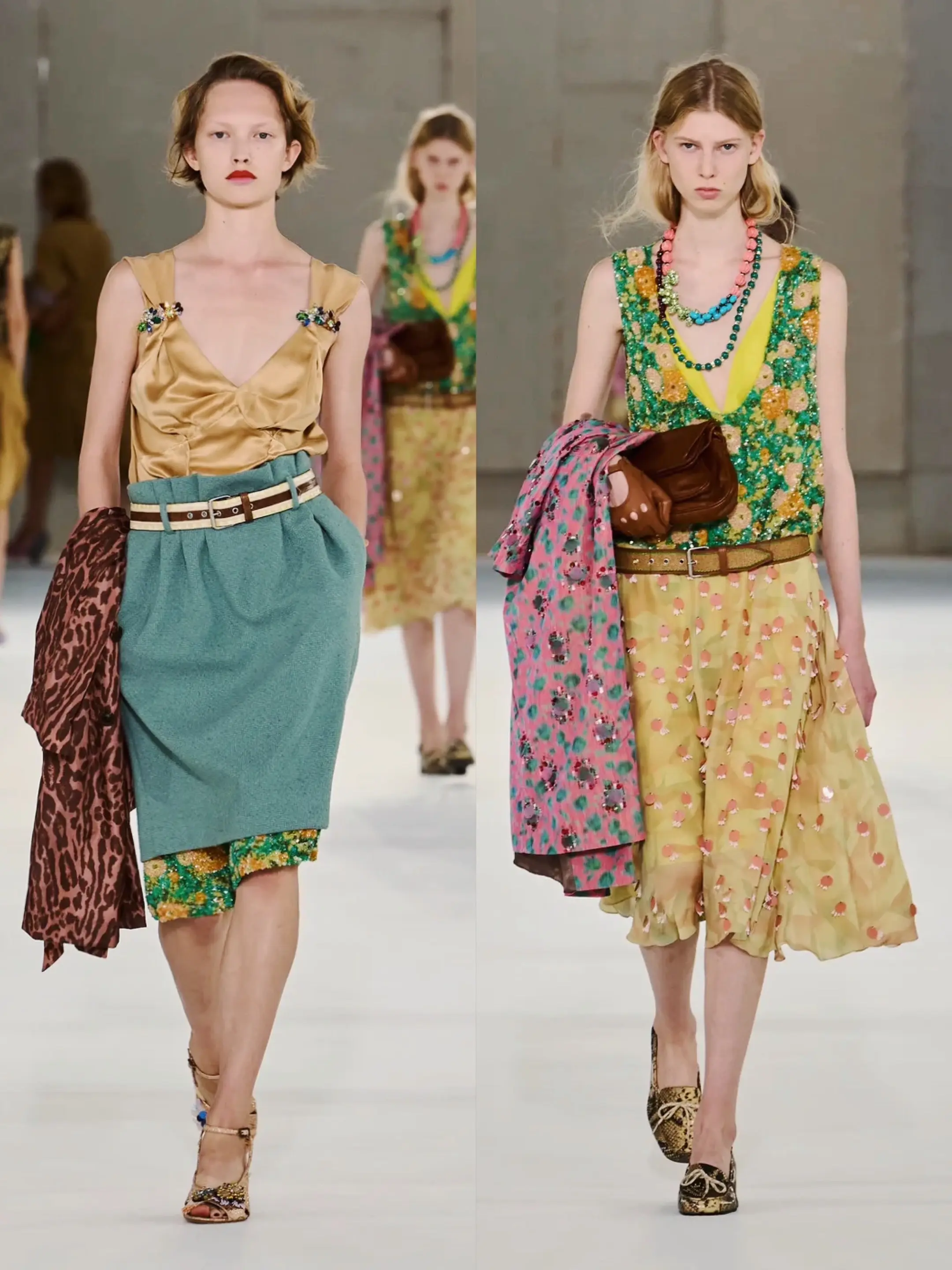 这种“花里胡哨”就很春天 🌸。Dries Van Noten 202...