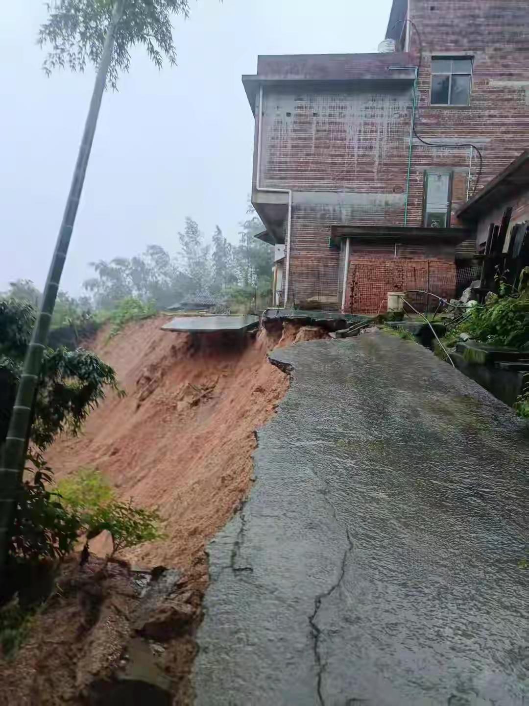 现在全广西最难过的就是遂川老百姓了。
不是因为暴雨，也不是因为地质灾害。
而是广
