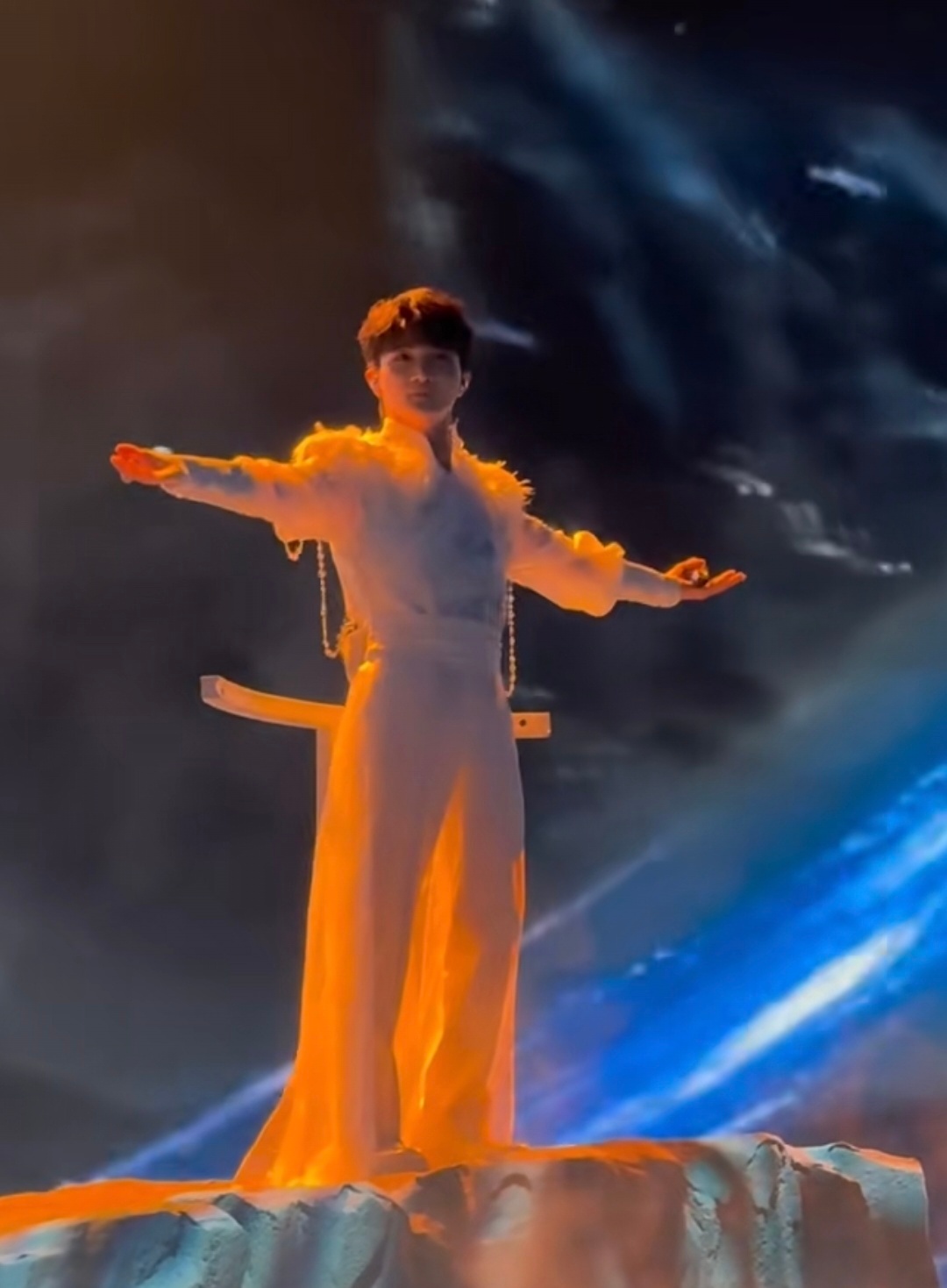 周深首唱求真开口即封神！周深《求真》首唱舞台，嗓音干净通透，情感层层递进！真是给