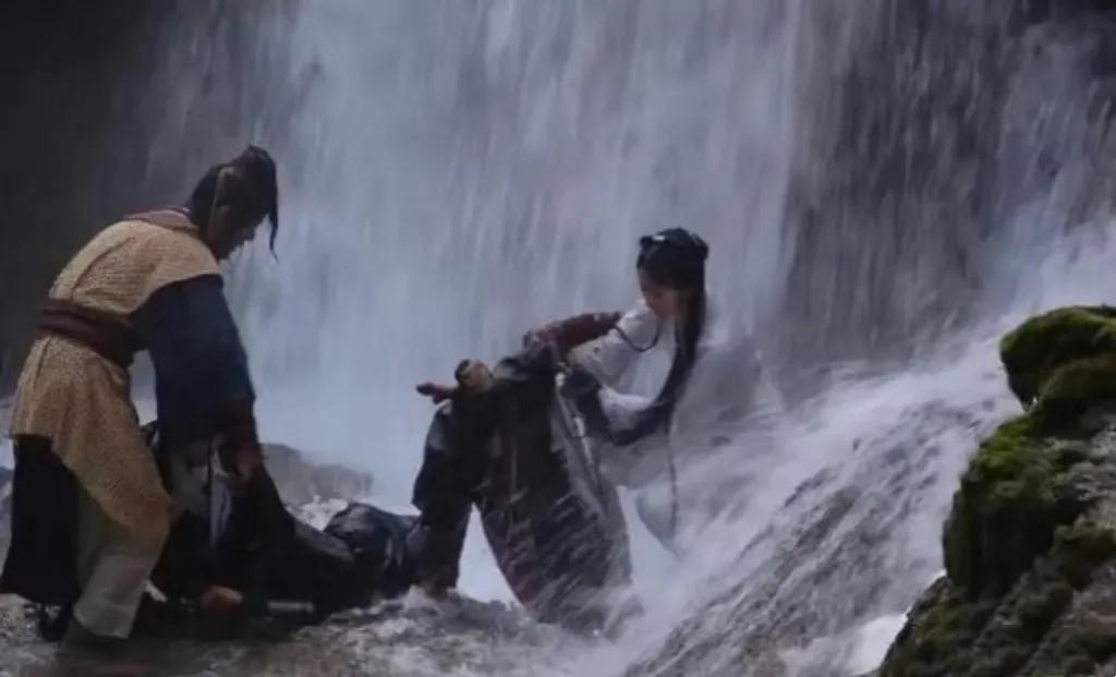 黄晓明自曝曾救过刘亦菲的命！
黄晓明近日在综艺节目中自曝20年前拍摄《神雕侠侣》