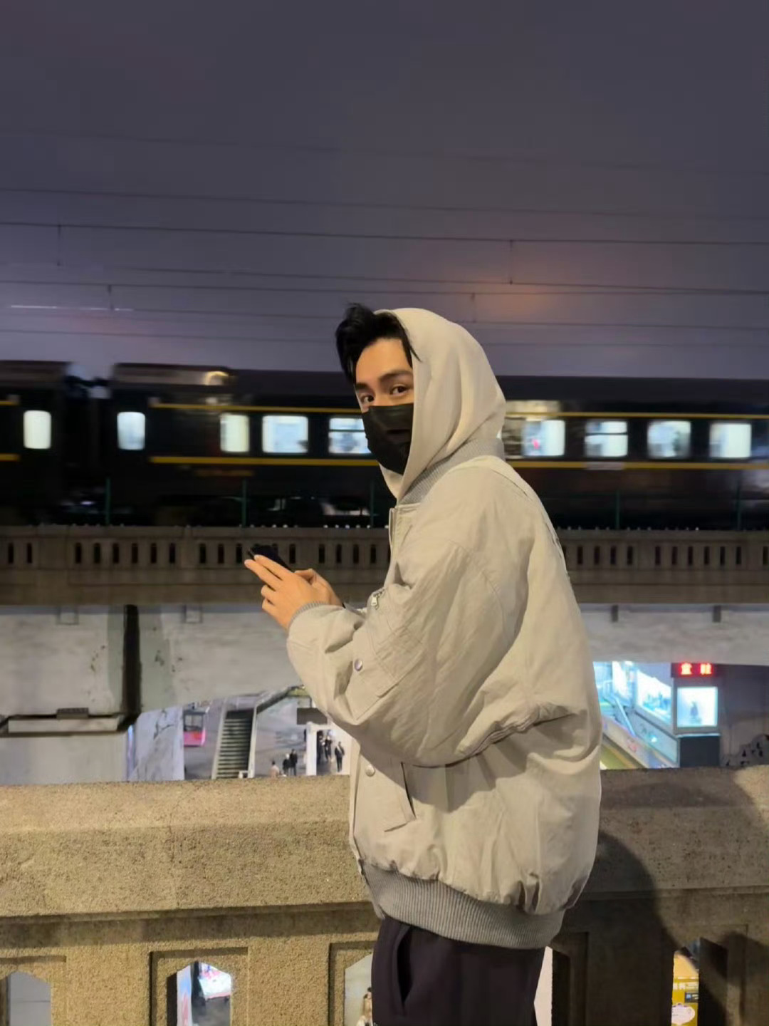 哇，胡一天大帅哥在武汉好好的玩吃好多好吃的！ 