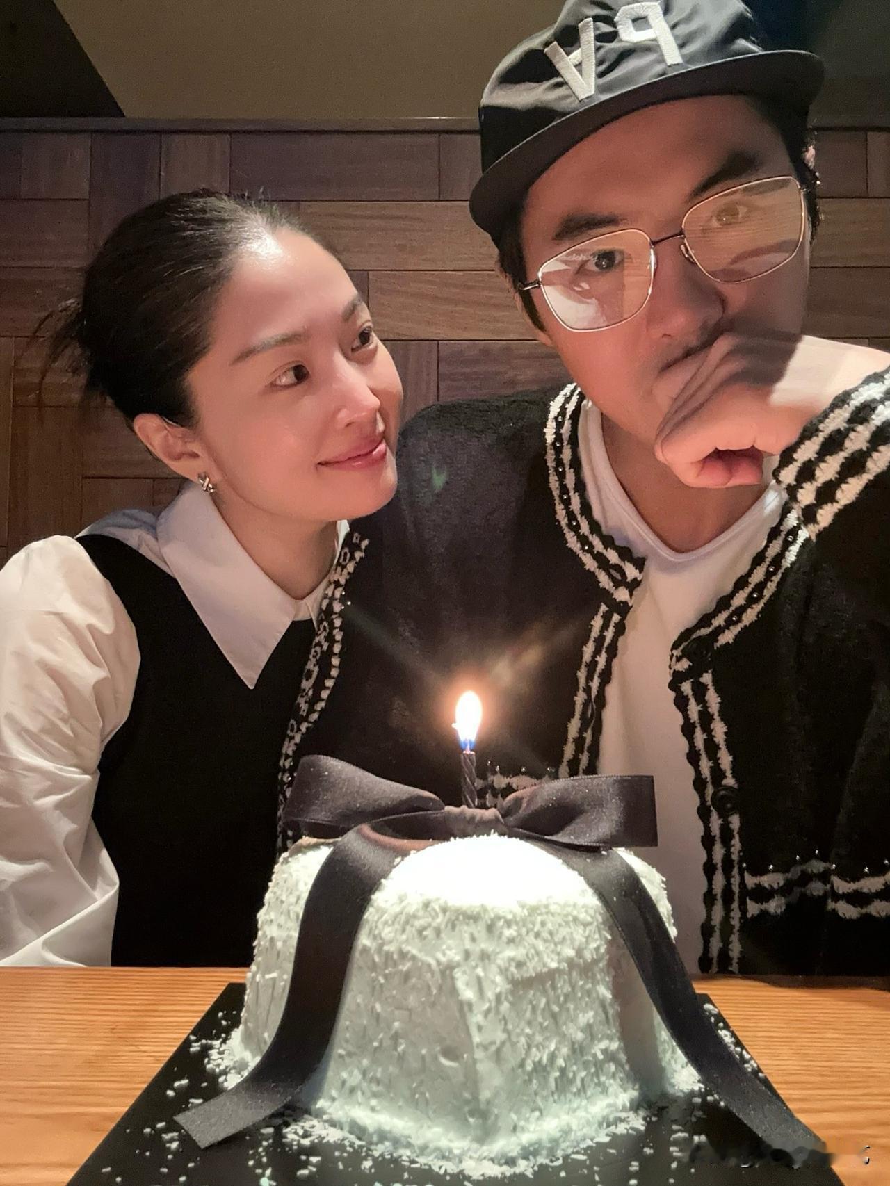 近日，Junjin的妻子刘亦书在自己的Instagram上上传了多张照片。公开的