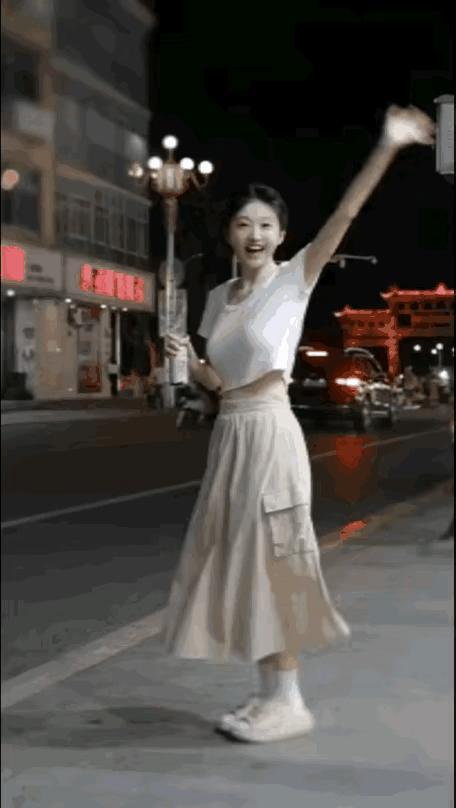 景甜太可爱了吧！
她真的很爱撒娇，
景甜就是一个被保护很好的单纯小女孩，
看她开