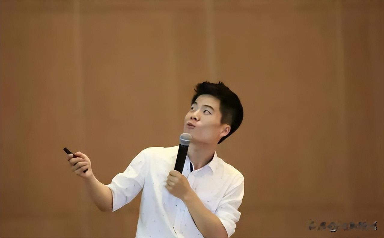 说实话，
以前我也纳闷：
董宇辉直播就直播呗，为啥总有人觉得他讲知识是“装”？