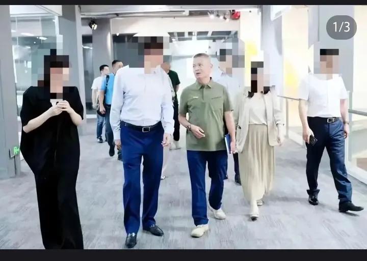 最近这几条商业新闻放一块儿看，才真懂啥叫“经营逻辑大洗牌”！
 
一边是娃哈哈“
