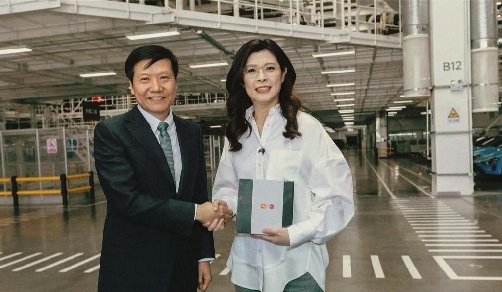彻底赢麻了！！
左手郑丽文参访小米汽车工厂，点赞两岸产业合作；
右手小米SU7护