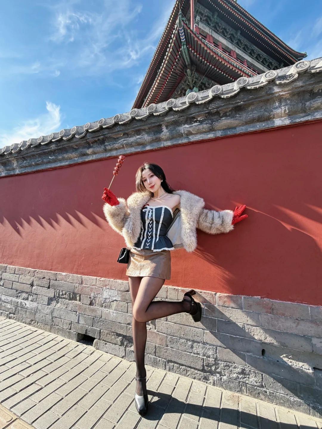 新年生活图鉴春节的脚步刚至，便一头扎进北京鼓楼的暖阳里。红墙在澄澈天光下泛着温润