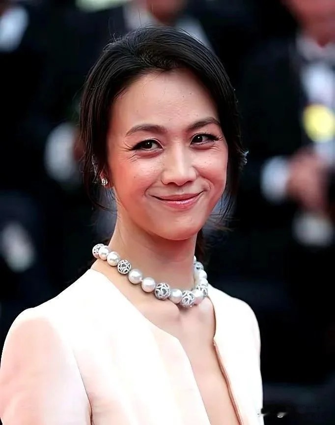 汤唯脖子上那串“鸽子蛋”，懂行的都倒吸一口凉气真不是普通珍珠，是顶级的南洋白珠，