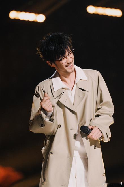 张凌赫周传雄我真的受伤了 张凌赫和周传雄这次的合唱舞台，氛围宁静而温馨。两人专注