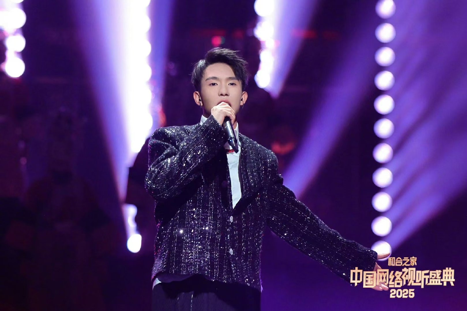 刘雨昕穿了好多圆  银色披肩圆元素集结，刘雨昕演绎先锋时尚，每一步都踏出独特气场