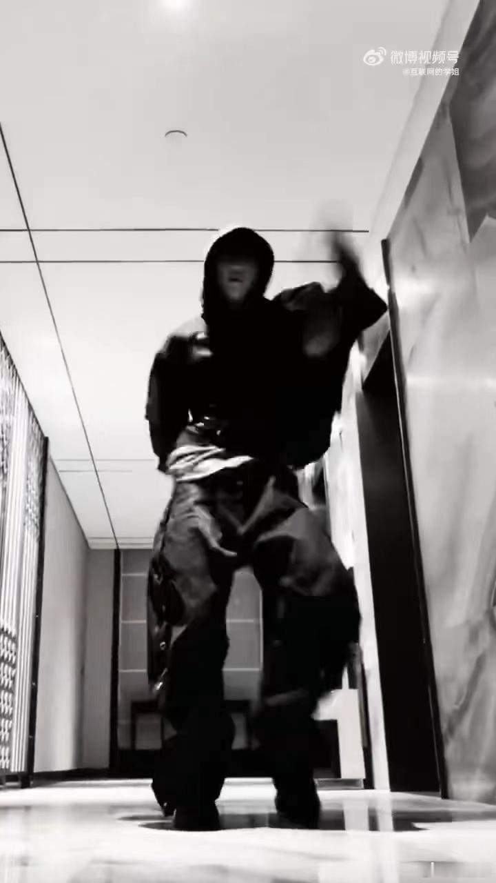 杨博文单人cha好会跳杨博文的新cha是昨晚拍的 深夜营业的杨博文太让人惊喜了，