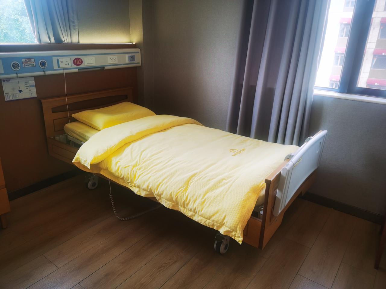 昨天下午，一位99岁的老奶奶离世了。老奶奶的离世，有她悲哀的一面。

老奶奶孤身