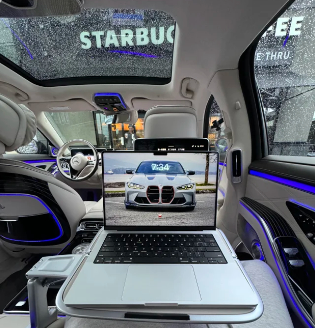 W223这一代奔驰S坐进车内，当IWC时钟以电子形式呈现在中控屏幕上时，不得不承