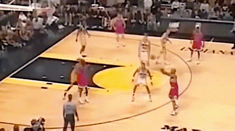 分享一组乔丹的低位背身后仰跳投，真的稳啊！ 