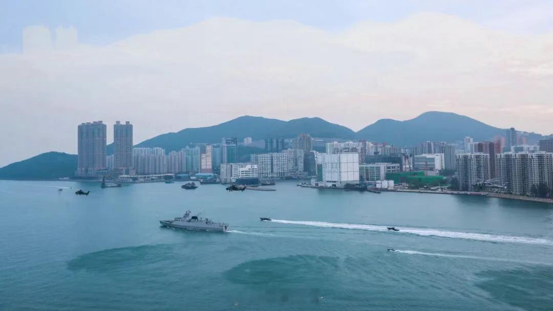 【驻香港部队组织联合巡逻】10月27日，驻香港部队采取紧急拉动演练方式，出动陆海