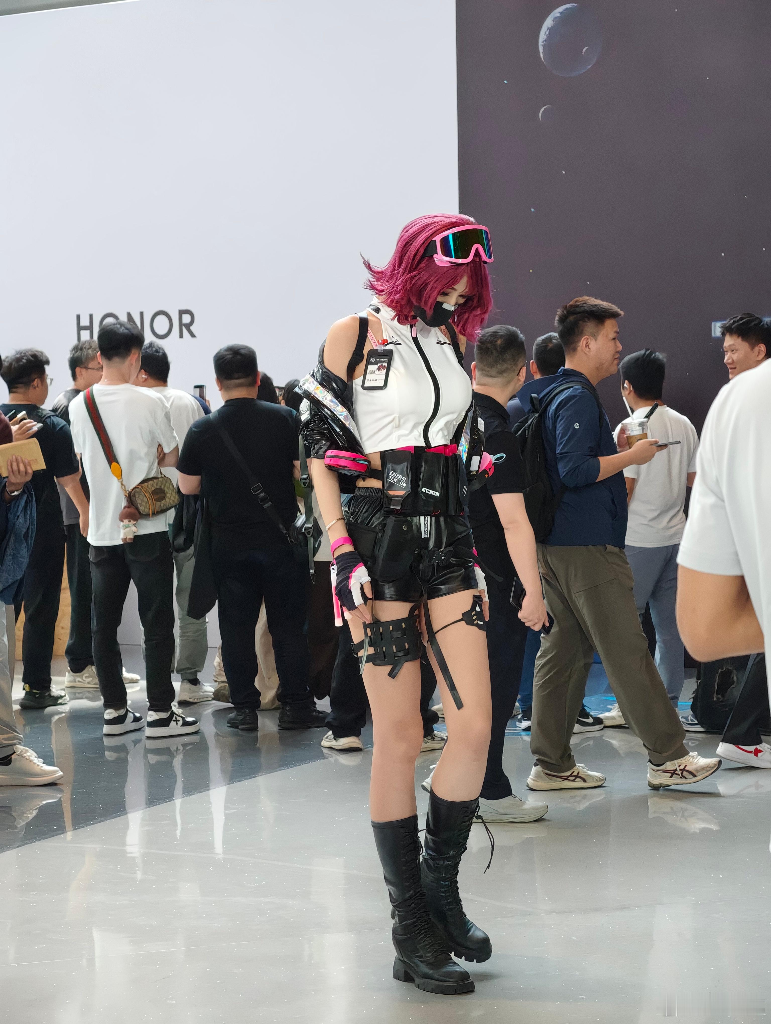 荣耀WIN游戏本的事儿咱们后面讨论，这边活动荣耀请的模特真是顶级配置。知道兄弟们