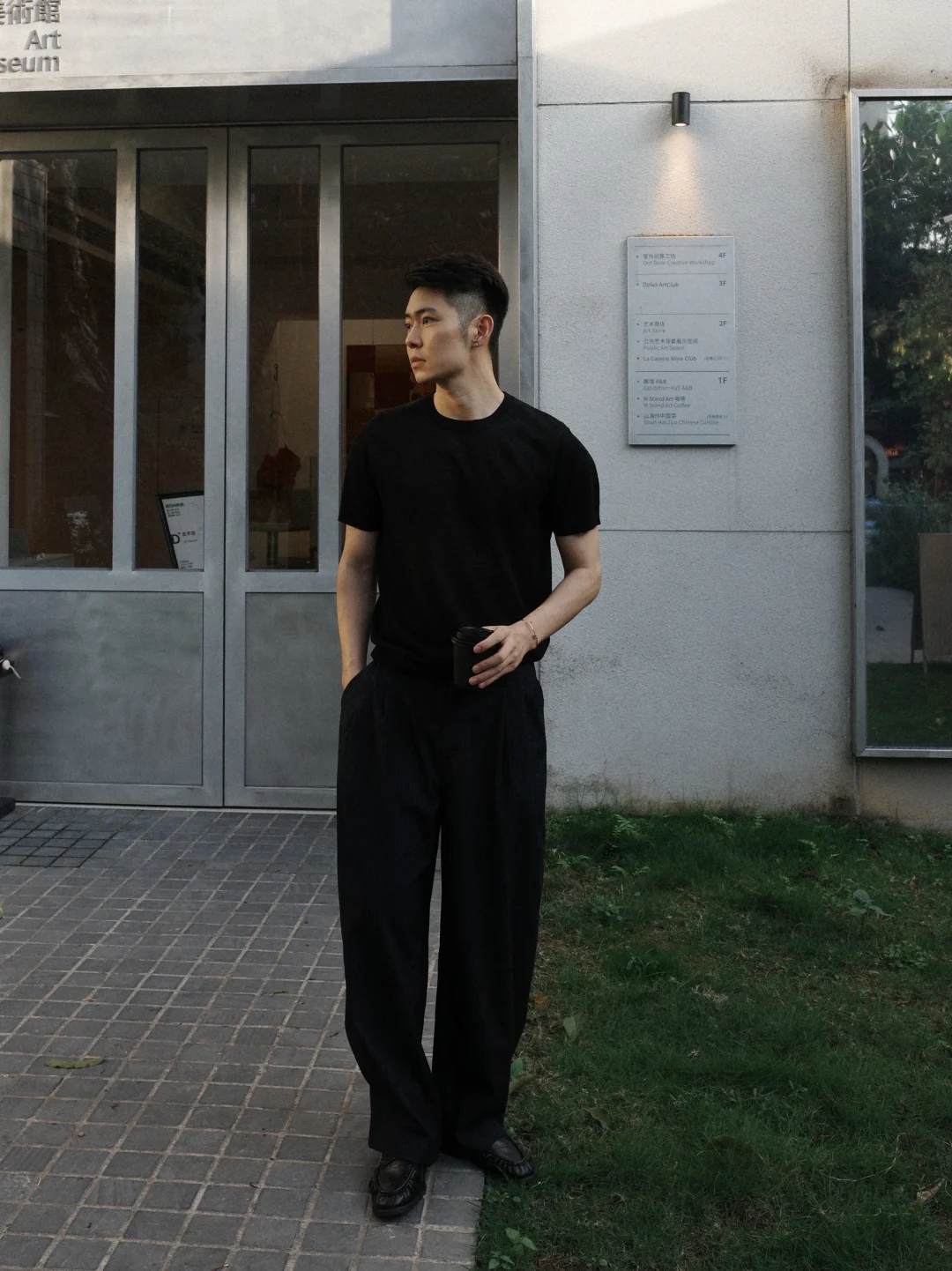 穿了一双小皮鞋