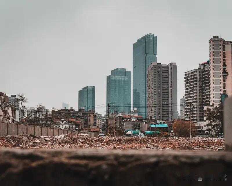 工程行业仍有未来，但已告别粗放增长，进入“提质、绿色、智能”的新周期。传统房建萎