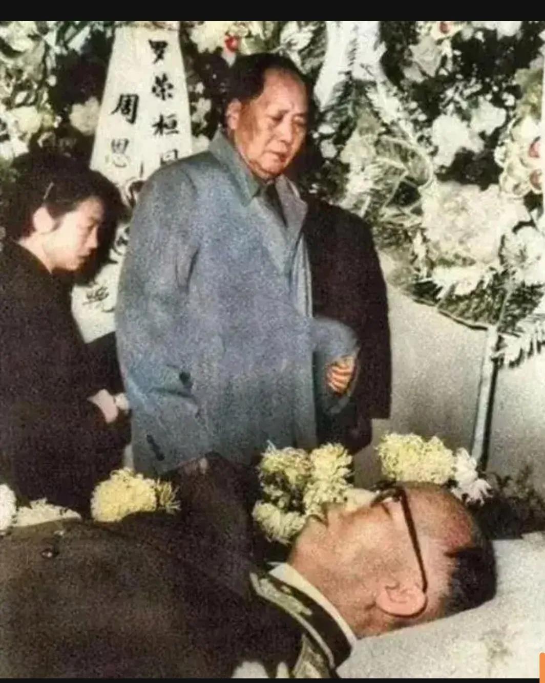 1963年，在罗荣恒元帅遗体告别仪式上，毛主席看着罗荣恒元帅的遗体久久不愿离开，