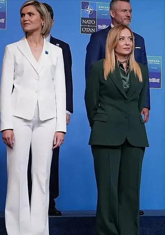 小国也敢硬刚美国！

38岁北约最年轻女总理惊艳全场，直面特朗普不避让气场全开，