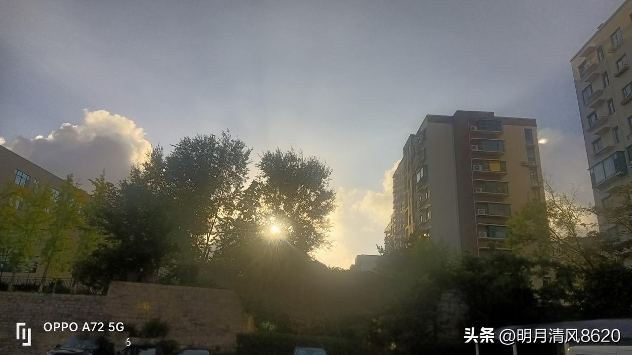 进入秋季以来，气候特别的凉爽，告别了夏日的潮湿天气，浑身真的十分清爽，宜人的秋季