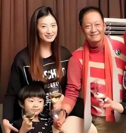 2008年，女富婆陈坚红迷上了王志文，她抛出一个无法拒绝的条件，“我五亿身家，年