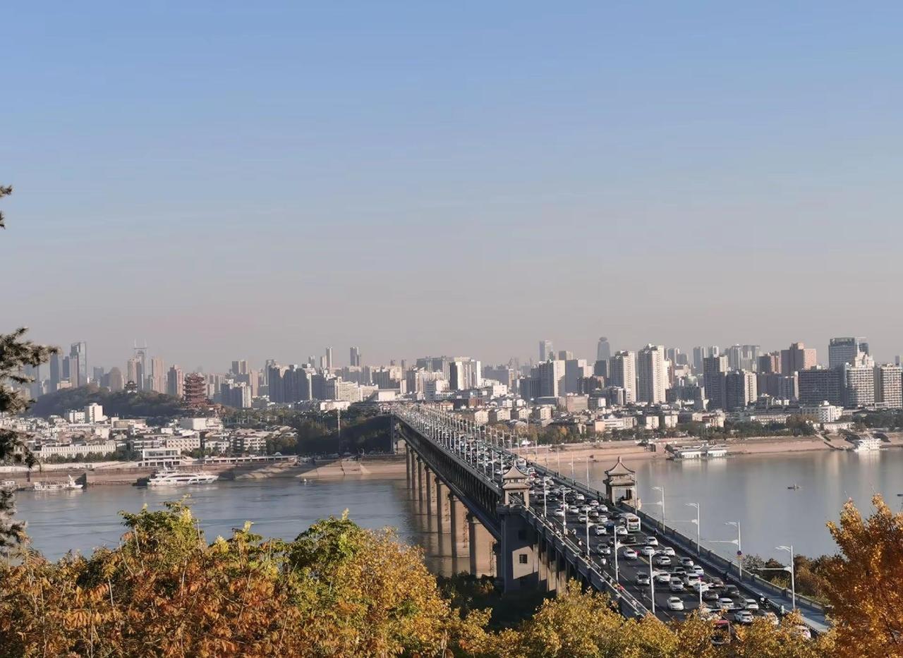 武汉啥时候才能回到阳光明媚的日子。每天阴雨连绵，啥时候才能回到阳光明媚的日子。武