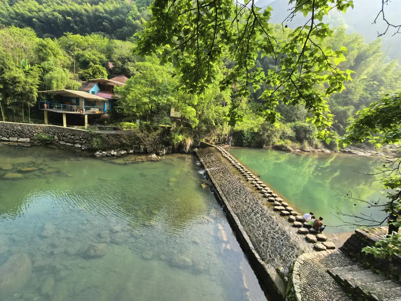 自驾第三天，我被一个叫石舍村的村子整破防了。

原本它只是我桐庐行程里的一个中转