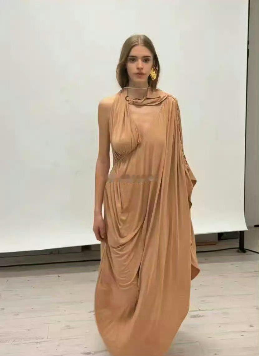 是我不懂时尚了。。这个衣服设计的莫名其妙  