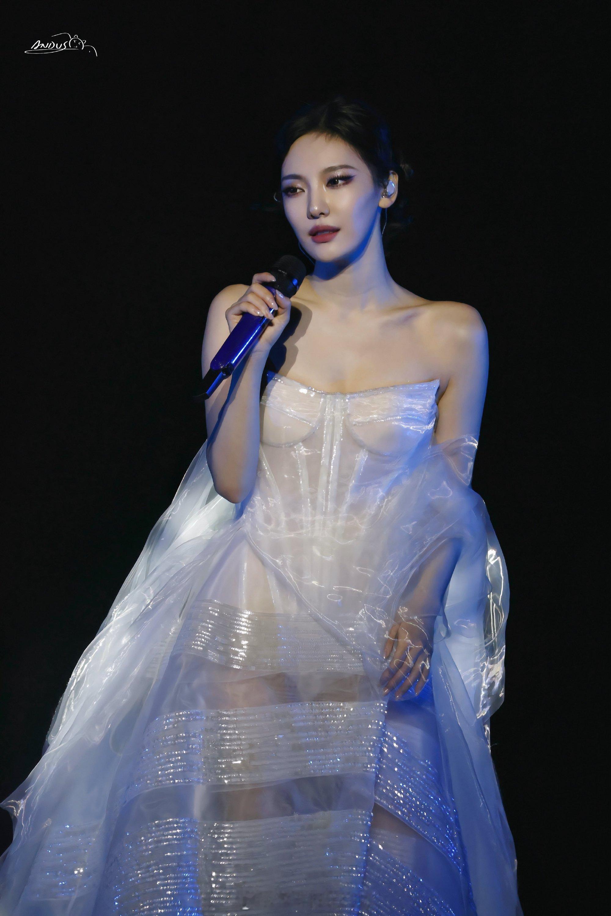 宁艺卓穿着GUCCI定制款新晚礼裙表演solo舞台，亮相aespa亚特兰大演唱会