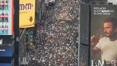 无标题
当地时间28日，成千上万的抗议者涌入美国纽约曼哈顿中城，参加“反对国王日