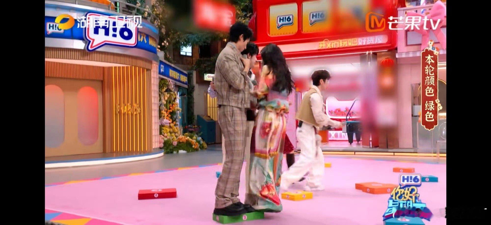 吴昕一掌推翻一团人俺们昕姐真的很厉害！为了抢答题权直接上手推了何炅、魏大勋、杨蓉