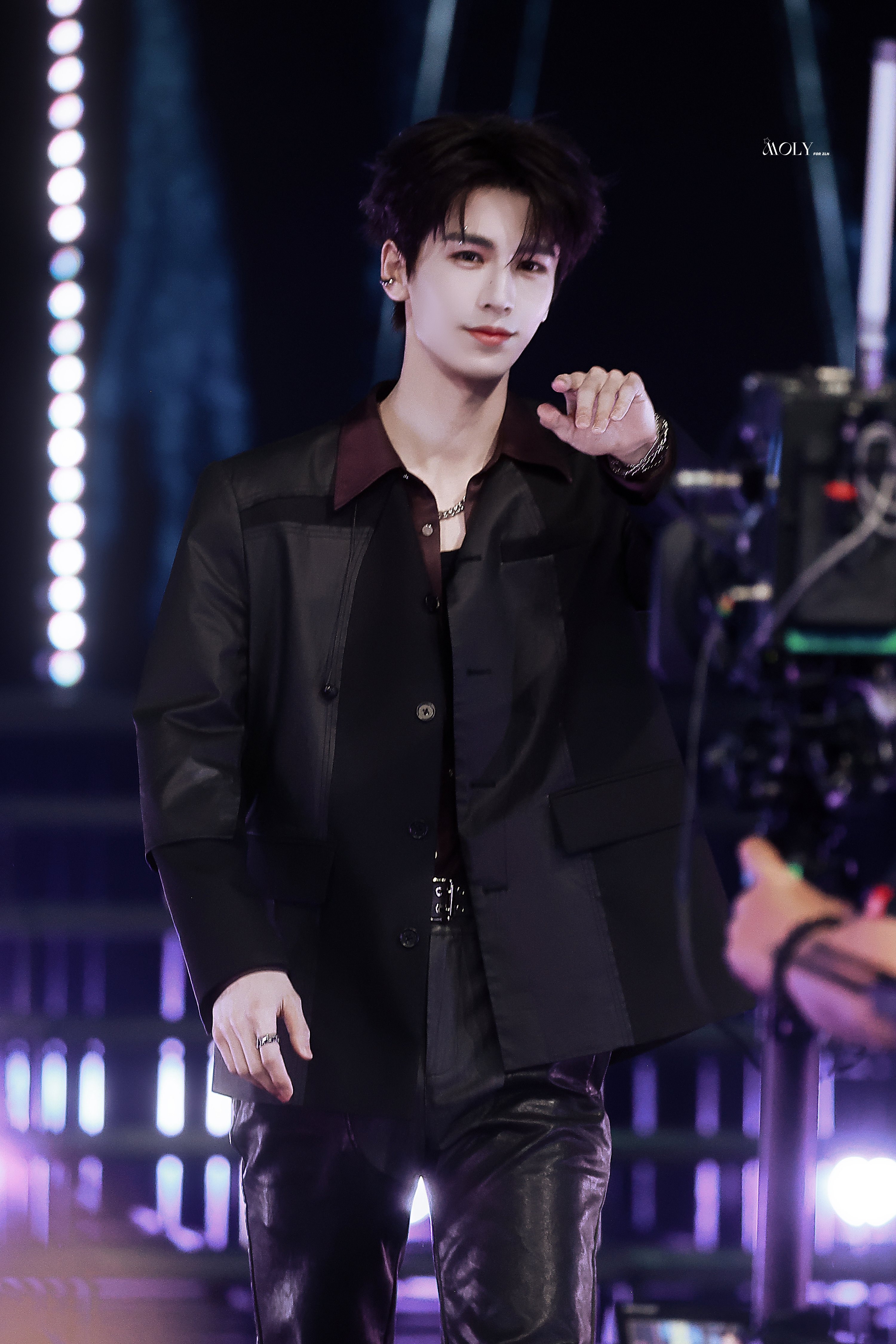 谁能懂张凌赫这个出场的含金量偶像剧男主既视感天神降临张凌赫这个出场