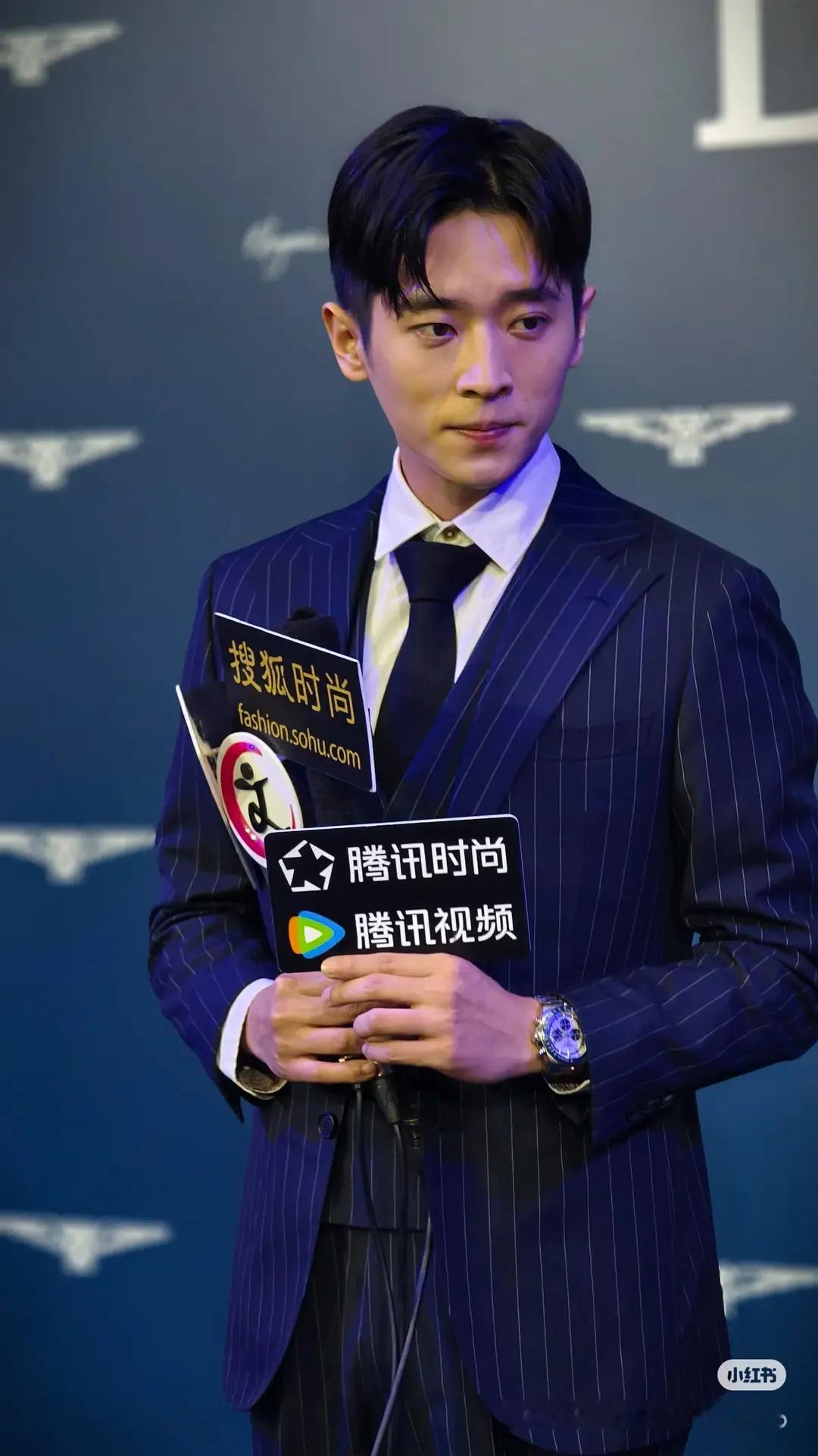 他怎么有股老人味 ​​​